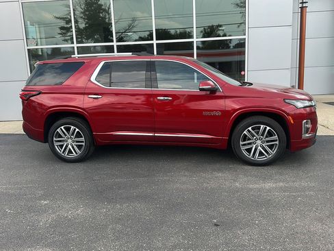 Used 2023 Chevrolet Traverse High Country FWD image 2
