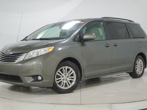 Used 2012 Toyota Sienna XLE image 1