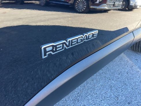 Used 2023 Jeep Renegade Latitude w/ Premium Group image 28