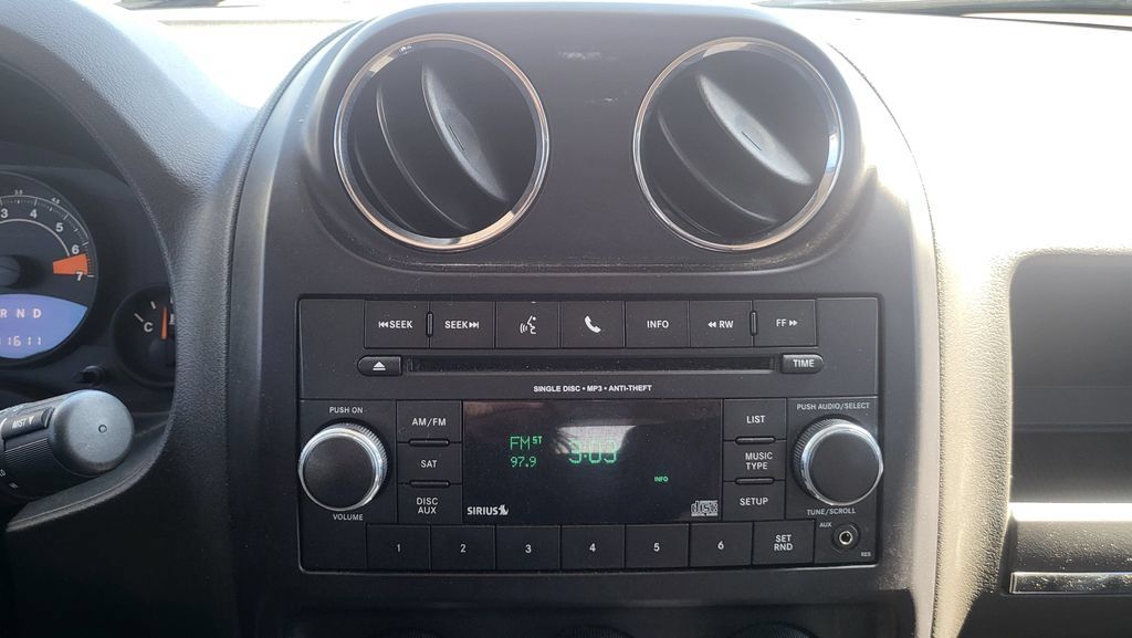 Used 2014 Jeep Patriot Latitude FWD image 32