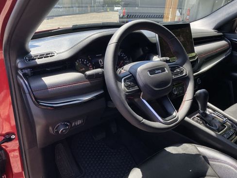 Used 2025 Jeep Compass Trailhawk AWD/4WD image 2