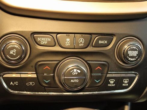 Used 2017 Jeep Cherokee Limited image 25