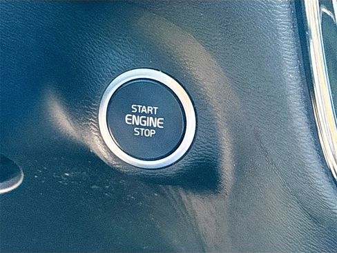 Used 2023 Volvo XC40 B4 Plus image 11