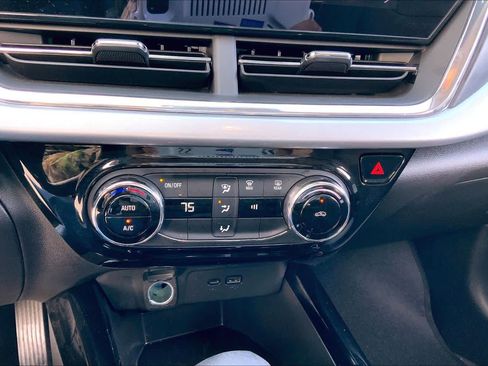 Used 2025 Chevrolet Trax LT image 32