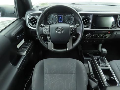 Used 2017 Toyota Tacoma TRD Off-Road w/ Premium & Technology Package image 10