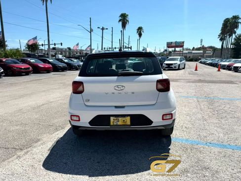 Used 2023 Hyundai Venue Limited FWD image 3