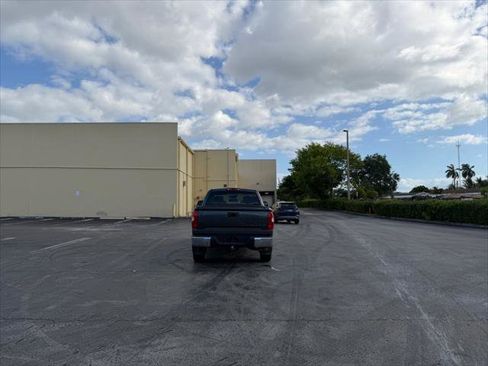 Used 2019 Toyota Tundra SR5 w/ SR5 Upgrade Package image 4