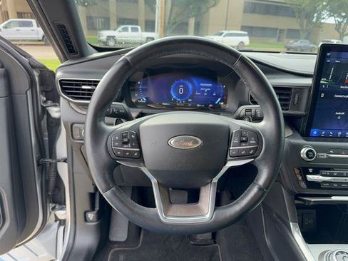 Used 2020 Ford Explorer Platinum w/ Premium Technology Package AWD/4WD image 12