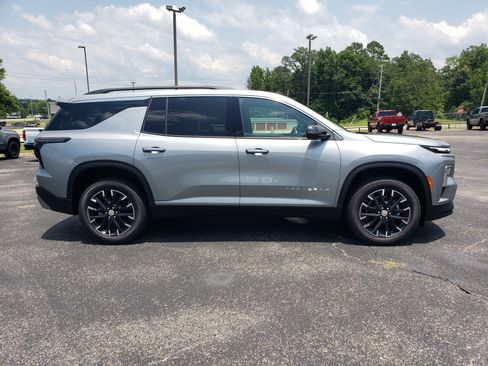 New 2026 Chevrolet Traverse LT w/ Sun and Wheel Package FWD image 5