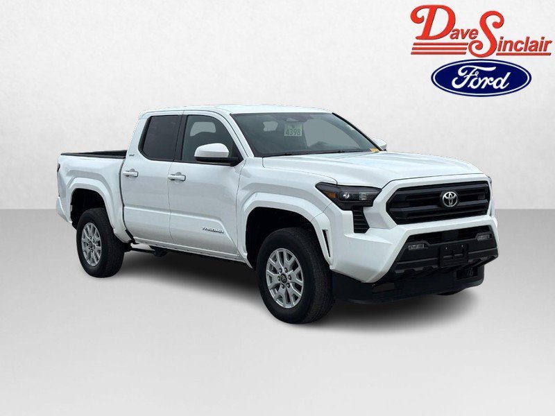 Used 2025 Toyota Tacoma SR5 AWD/4WD image 4