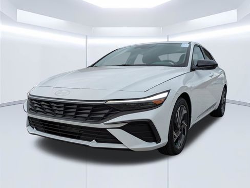 Certified 2025 Hyundai Elantra Sport image 8