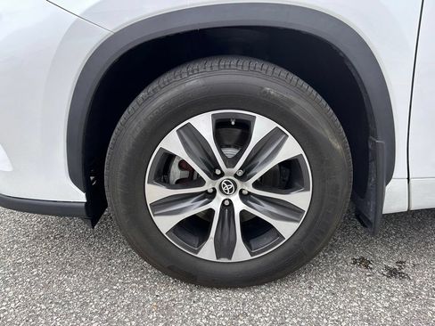 Used 2022 Toyota Highlander XLE AWD/4WD image 41