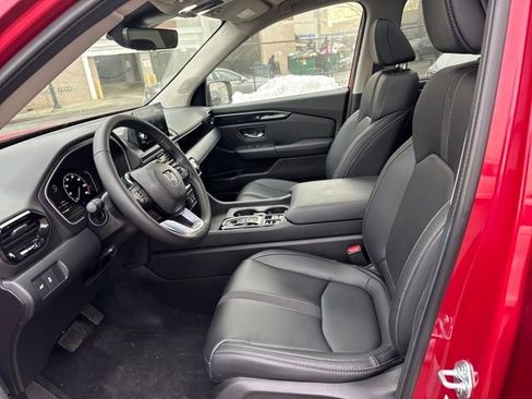 Certified 2025 Honda Pilot Touring image 3