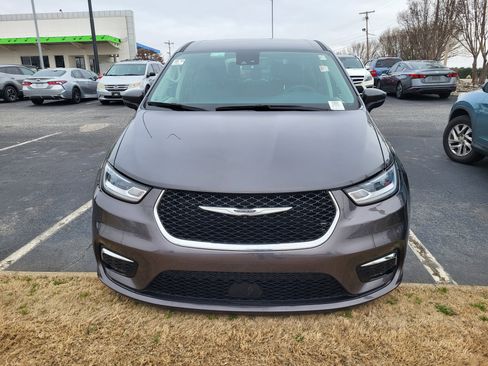 Used 2023 Chrysler Pacifica Touring-L image 2