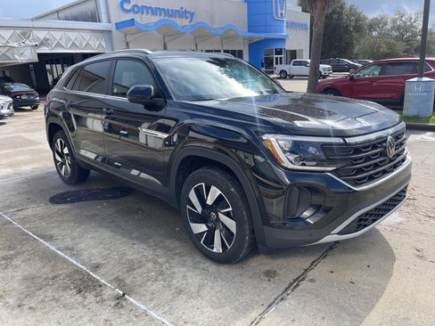 Used 2025 Volkswagen Atlas Cross Sport SE image 3