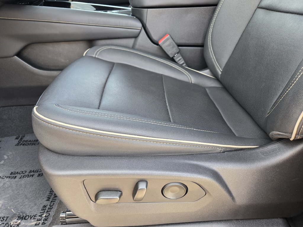 Used 2025 Chevrolet Suburban Premier RWD image 26