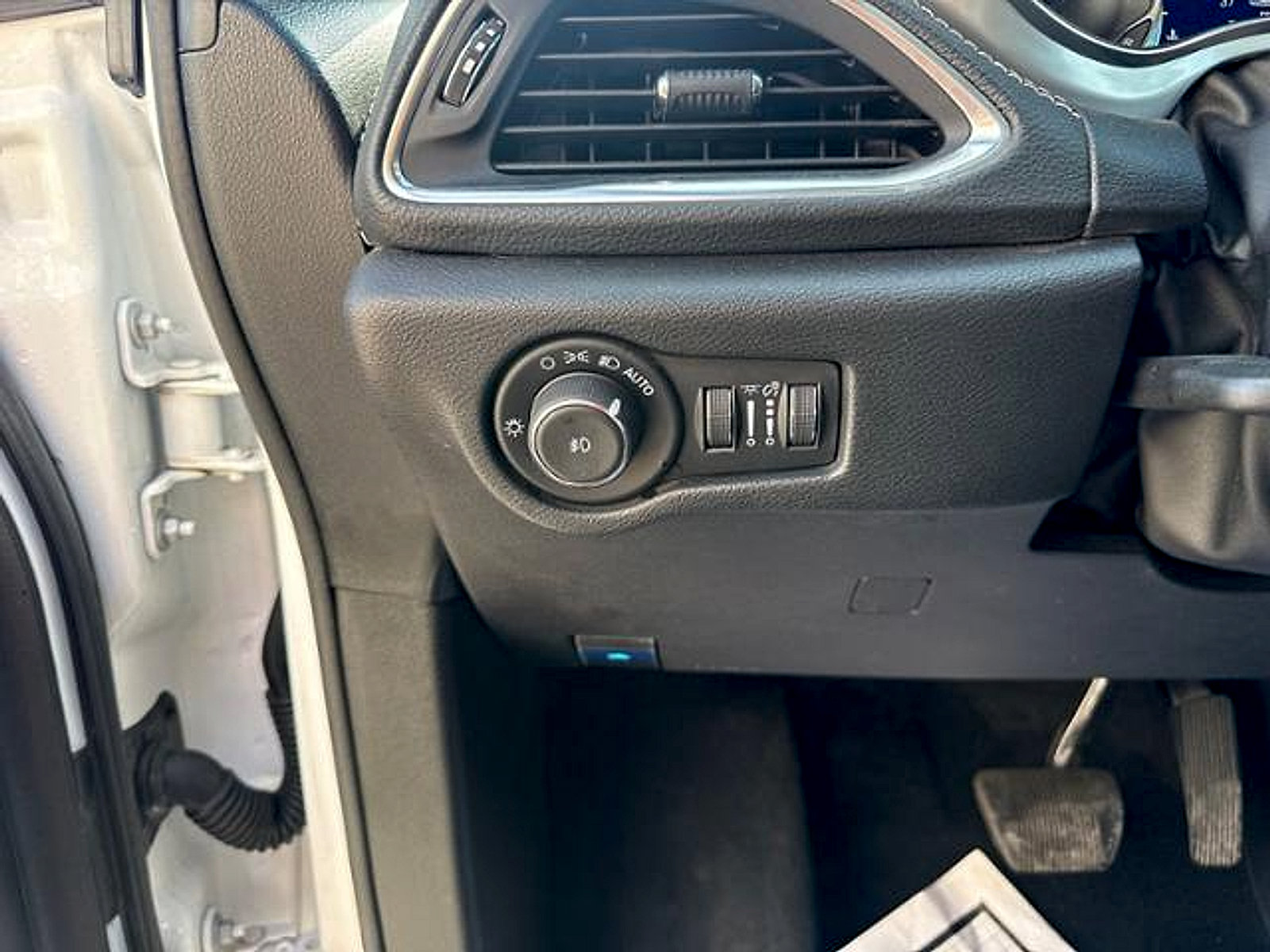 Used 2025 Chrysler Pacifica Limited FWD image 11
