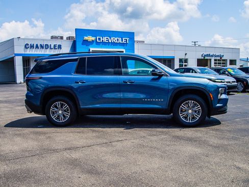 Used 2025 Chevrolet Traverse LT FWD image 8