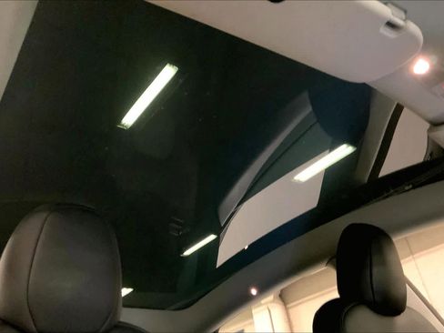 Used 2022 Tesla Model Y Long Range image 12