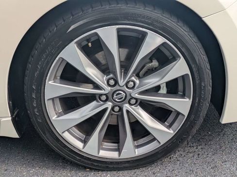 Used 2022 Nissan Maxima Platinum w/ Sport Mat Group FWD image 11