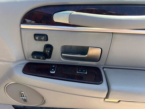 Used 2006 Lincoln Town Car Signature RWD image 71