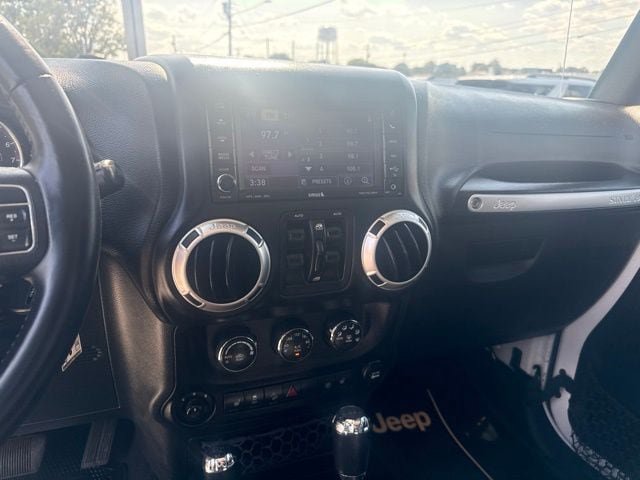 Used 2015 Jeep Wrangler Unlimited Rubicon w/ Connectivity Group AWD/4WD image 28
