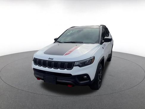 Used 2025 Jeep Compass Trailhawk AWD/4WD image 6