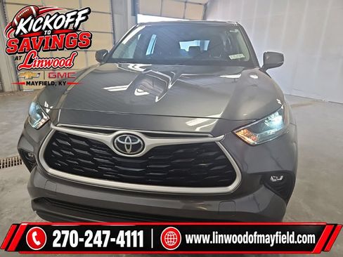 Used 2023 Toyota Highlander LE AWD/4WD image 3