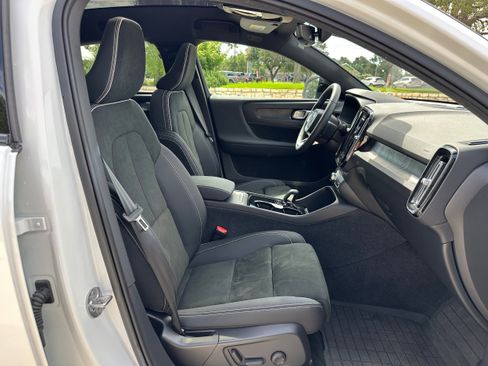 Certified 2023 Volvo C40 P8 Recharge Ultimate image 10