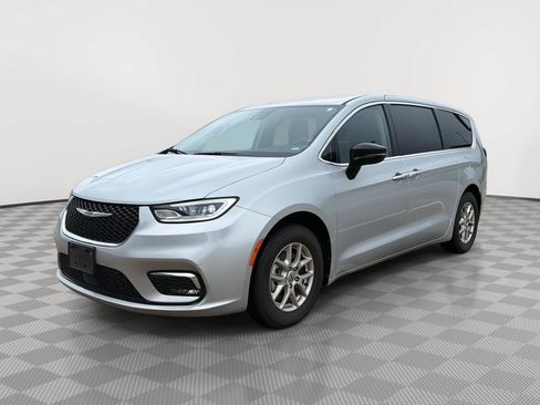 Used 2024 Chrysler Pacifica Touring-L FWD image 4