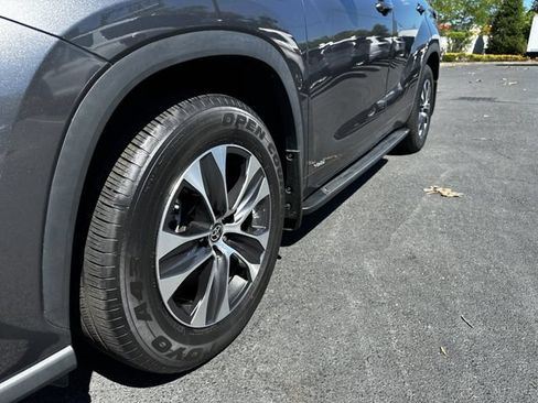 Used 2023 Toyota Highlander XLE AWD/4WD image 12