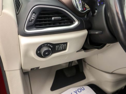 Used 2019 Chrysler Pacifica Touring-L image 30