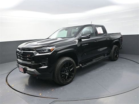 Used 2025 Chevrolet Colorado Z71 w/ Technology Package image 3