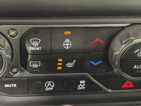 Used 2019 Jeep Wrangler Unlimited Sahara image 24