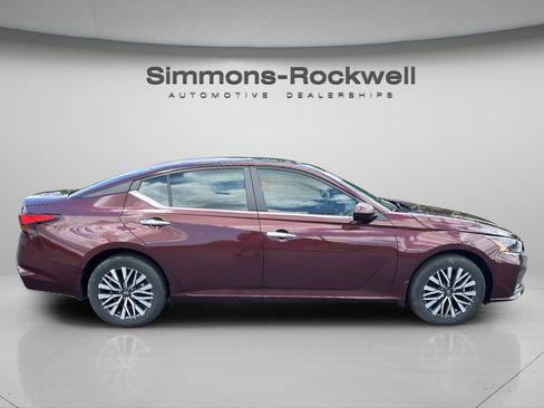 Used 2024 Nissan Altima 2.5 SV w/ SV Premium Package AWD/4WD image 6