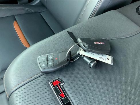 Used 2025 GMC Sierra 2500 AT4 w/ AT4 Premium Plus Package image 14