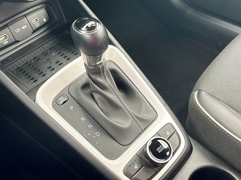 Used 2023 Hyundai Venue Limited FWD image 17