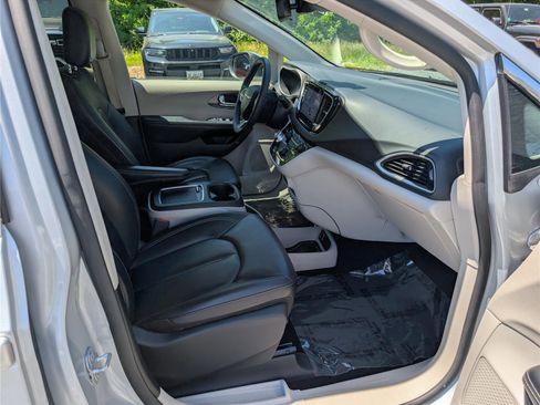 Used 2023 Chrysler Pacifica Touring-L FWD image 10