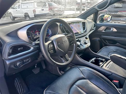 Used 2023 Chrysler Pacifica Limited w/ Uconnect Theater Family Group image 10