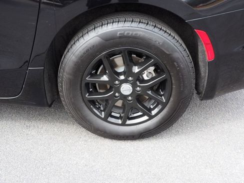 Used 2024 Chrysler Pacifica Touring-L image 9