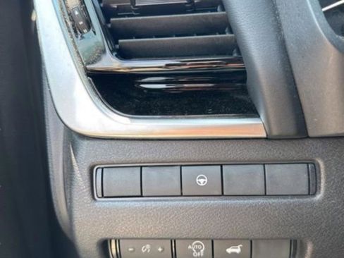 Used 2023 Nissan Rogue SL AWD/4WD image 17