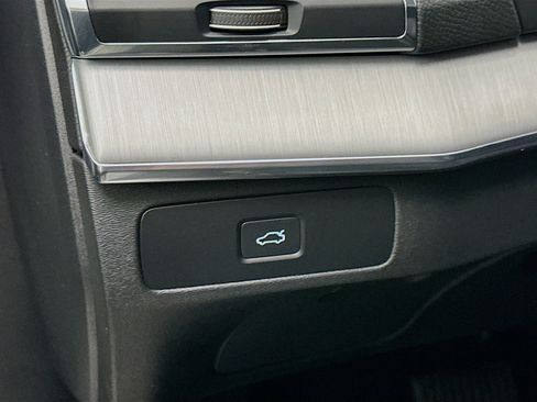 Used 2025 Volvo XC90 B5 Core image 17