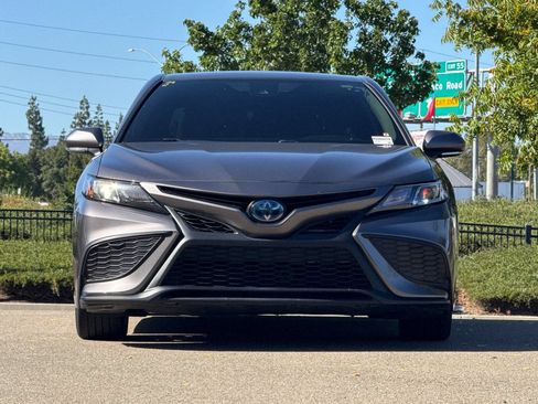 Used 2021 Toyota Camry SE w/ Cold Weather Package FWD image 9