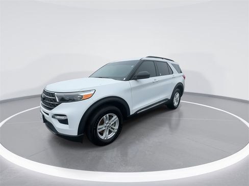 Used 2020 Ford Explorer XLT w/ Equipment Group 202A image 4