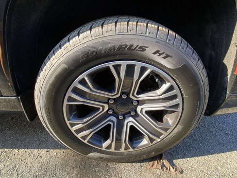 Used 2024 Jeep Wagoneer L Series II RWD image 11