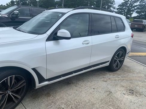 Used 2022 BMW X7 xDrive40i w/ M Sport Package AWD/4WD image 1