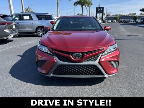 Used 2018 Toyota Camry SE image 2