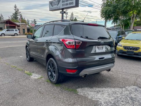 Used 2017 Ford Escape SE AWD/4WD image 2