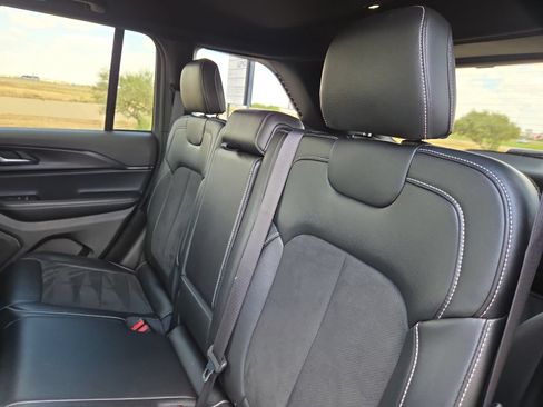 Used 2025 Jeep Grand Cherokee Altitude AWD/4WD image 20