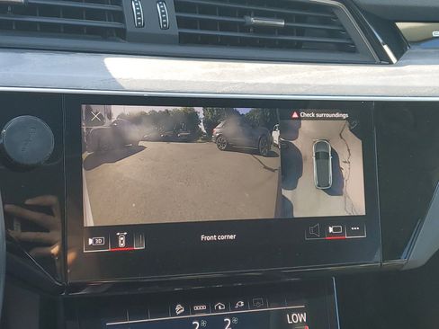 Used 2024 Audi Q8 e-tron Premium Plus image 25